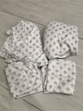 SOUTH POINT HOME FASHIONS Six Piece White Gray Medallion Print Sheet Set Queen.